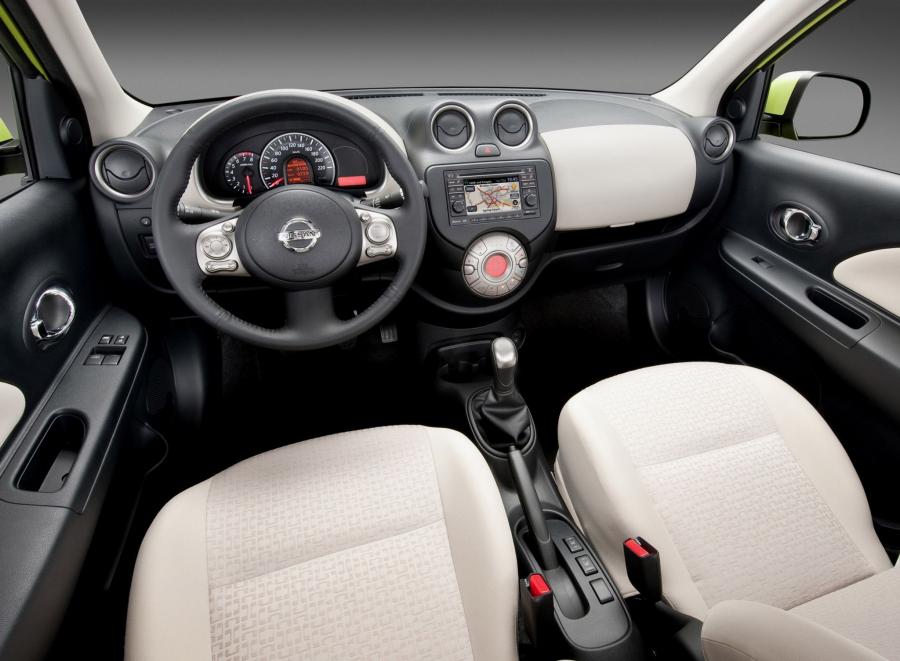 Торпедо Nissan Micra 5-Door (K13) 2010 года  (фото 25 из 26)